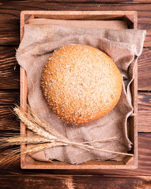 Smaczny domowy chleb z ziarnami i pszenicą