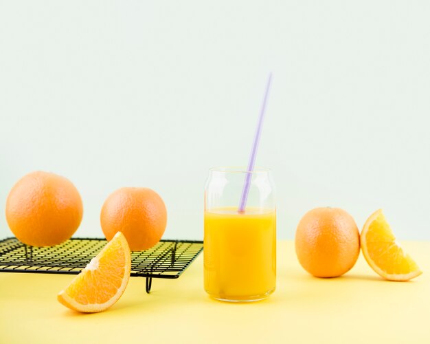 Smaczny domowy sok pomarańczowy na stole