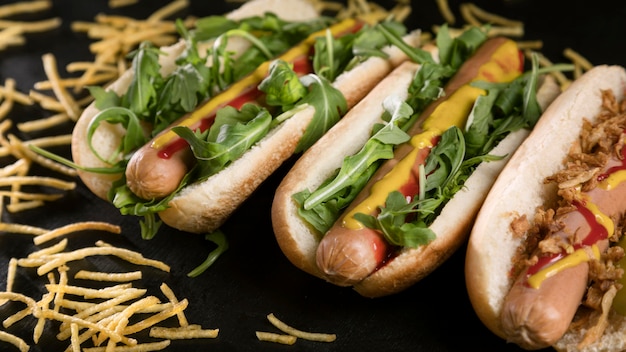 Smaczny fast-food hot dog z serem