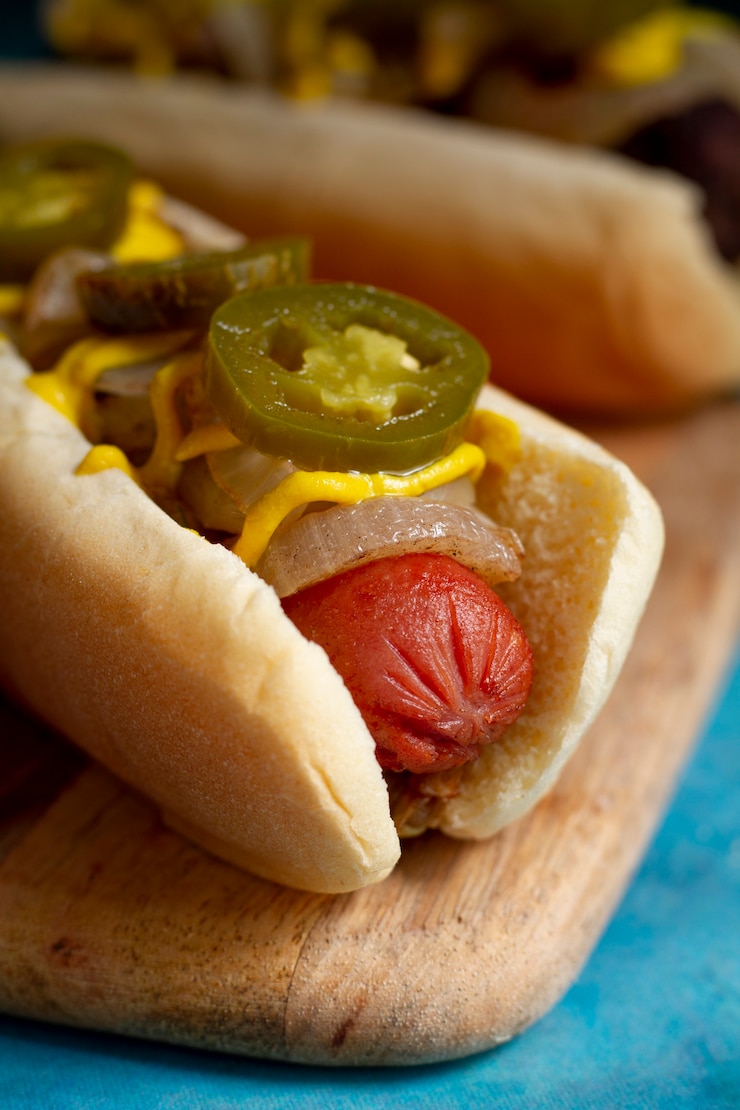 Bezpłatny plik Zdjęcie smaczny hot dog z wysokim kątem