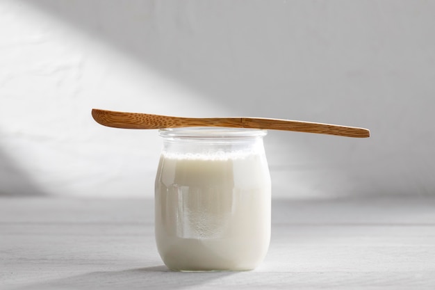 Smaczny jogurt i układ drewnianej łyżki