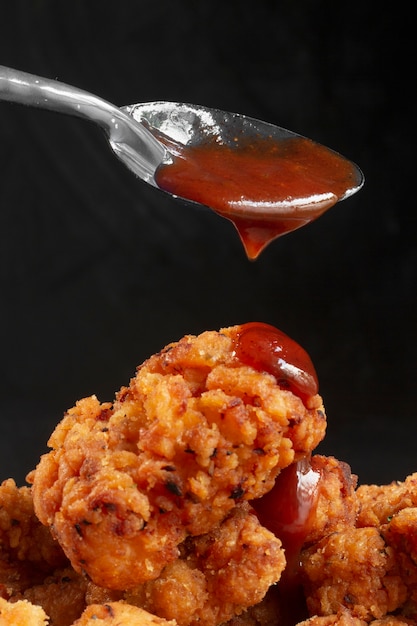 Bezpłatne zdjęcie smaczny smażony kurczak z sosem