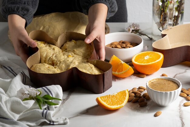 Smaczny układ ciasta colomba i mandarynki