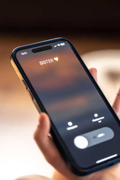 Bezpłatne zdjęcie smartfon w rękach dziecka z przychodzącym połączeniem siostry na ekranie
