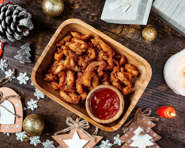 Bezpłatne zdjęcie smażone bryłki ze słodkim chili