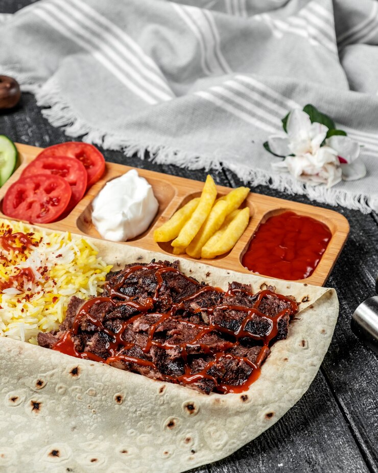 Bezpłatny plik Zdjęcie smażone mięso z ryżem i frytkami