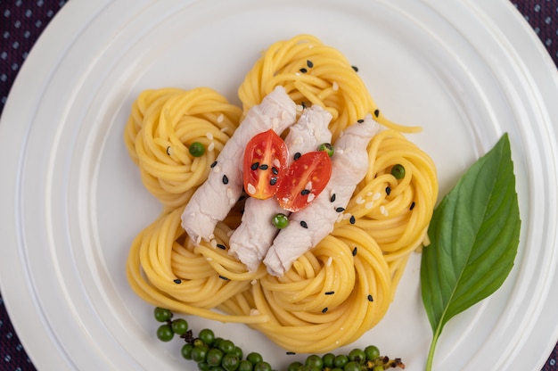 Smażone spaghetti i wieprzowina, pięknie ułożone w biały talerz.