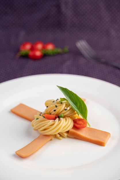 Smażone spaghetti pięknie ułożone w białym talerzu.