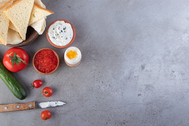 Smażone tosty z masłem i czerwonymi świeżymi pomidorkami cherry umieszczonymi na tle.