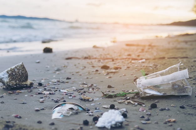 Śmieci na piasku plaży pokazuje problem zanieczyszczenia środowiska