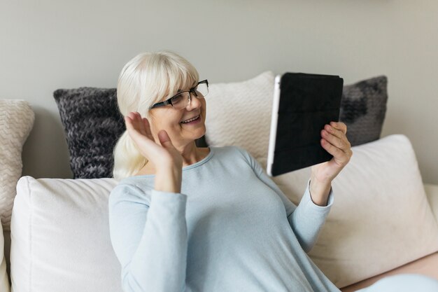 Śmiejąc się kobieta za pomocą tabletu