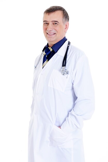 Śmiejący się, odnoszący sukcesy, dojrzały lekarz w szpitalnej sukni i ze stetoskopem