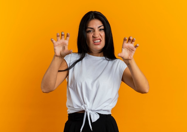 Śmieszna młoda kobieta rasy kaukaskiej gestykuluje tygrysie łapy