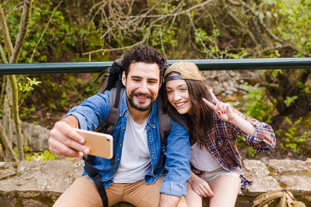 Śmieszna para bierze selfie w naturze