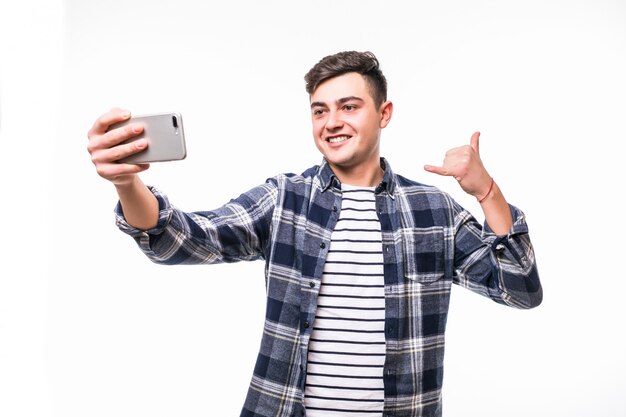 Śmieszny mężczyzna bierze śmiesznych selfie z jego telefonem komórkowym