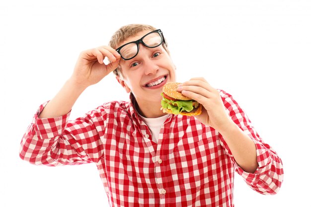 Śmieszny mężczyzna je hamburger odizolowywającego na bielu w szkłach