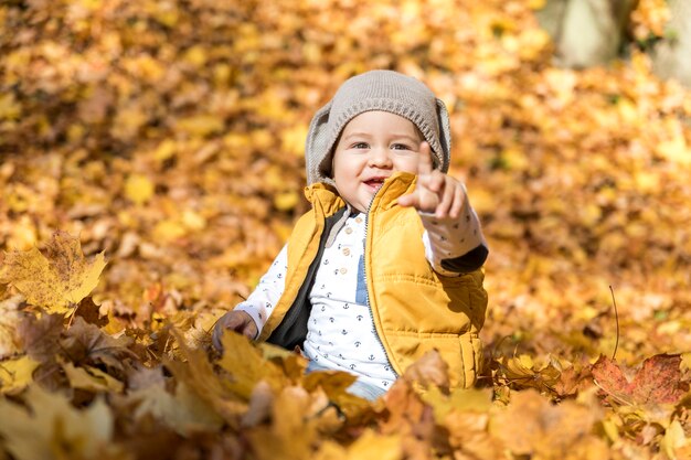 Smiley baby, wskazując na kogoś