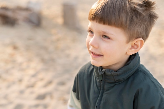 Bezpłatne zdjęcie smiley boy outdoor