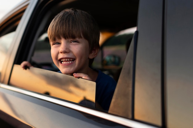 Smiley dzieciak w oknie samochodu
