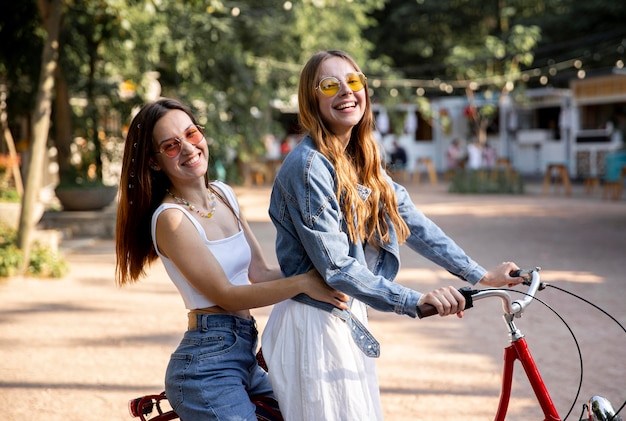 Smiley dziewczyny jeżdżą na rowerze razem