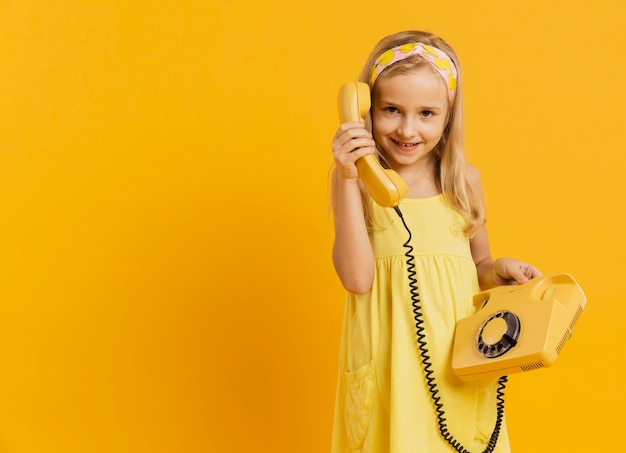 Smiley Dziewczyny Mienia Telefon Z Kopii Przestrzenią