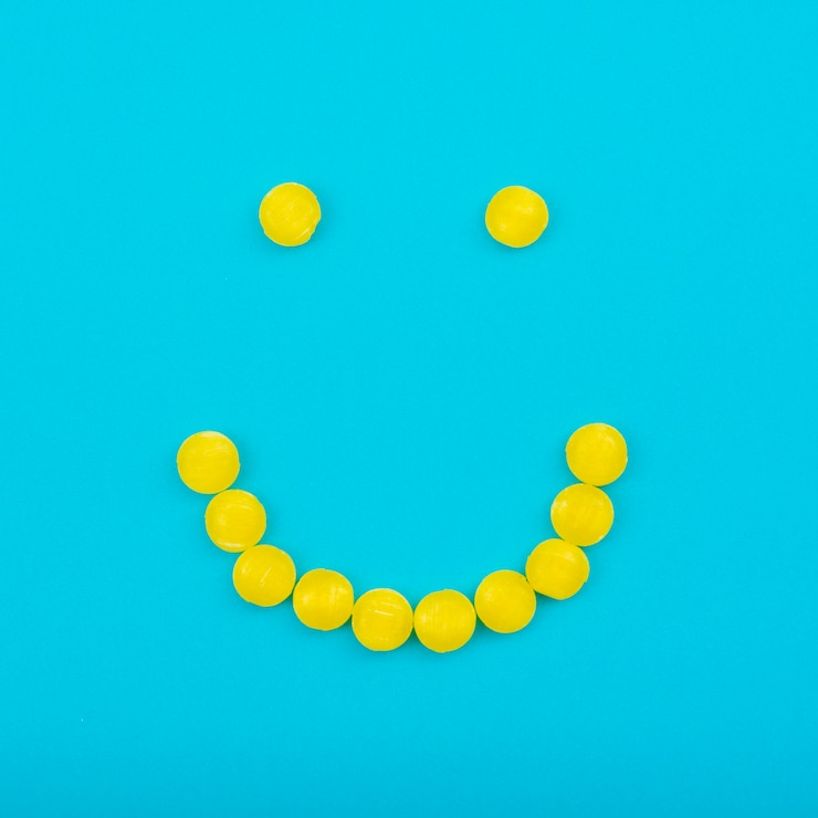 Bezpłatny plik Zdjęcie smiley galaretki cukierki na niebieskim stole