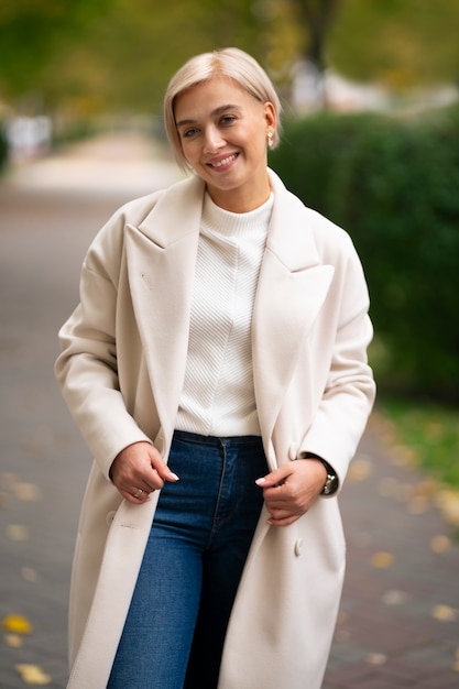 Smiley kobieta na zewnątrz widok z przodu