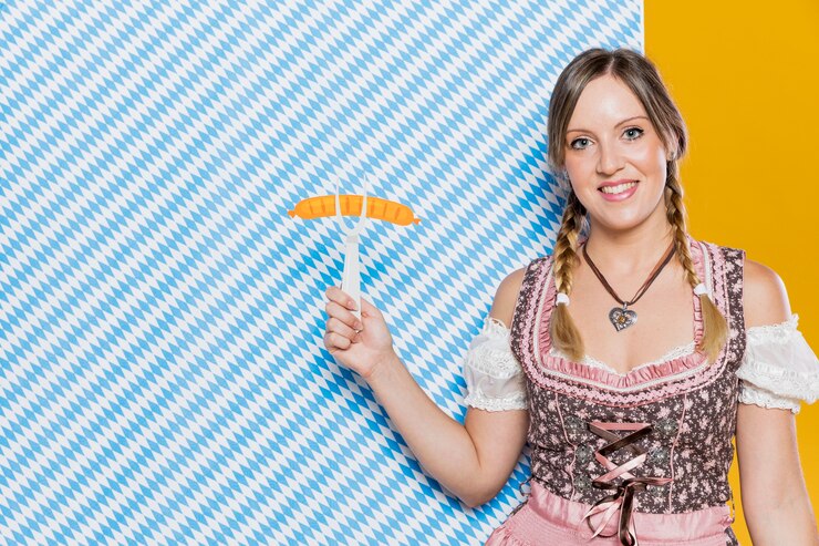 Bezpłatny plik Zdjęcie smiley kobieta trzyma plastikowy rozwidlenie