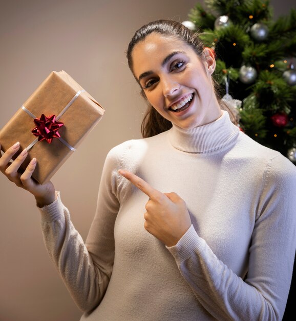 Smiley kobieta trzyma prezent