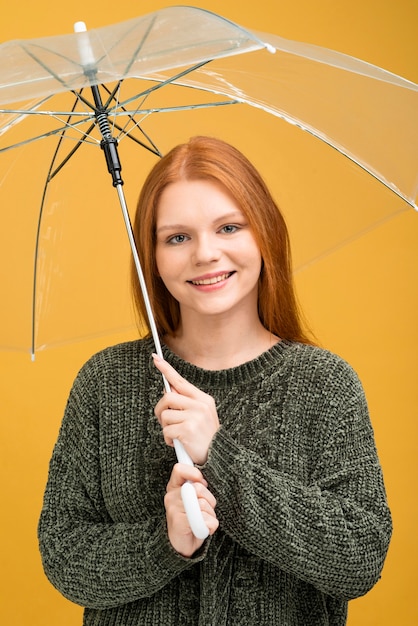 Bezpłatne zdjęcie smiley kobieta trzyma przezroczysty parasol