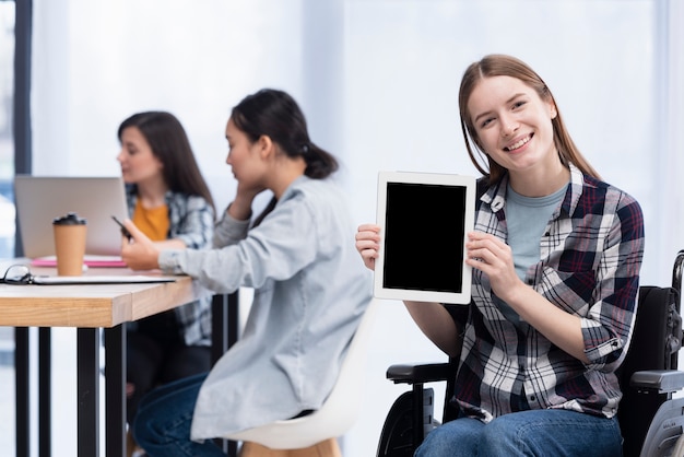 Smiley kobieta trzymając tabletkę