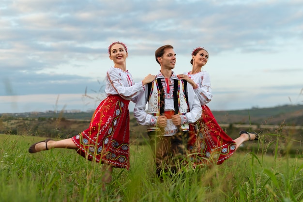 Smiley Ludzie Noszący Tradycyjne Stroje W Pełnym Ujęciu