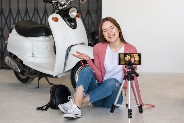 Smiley Młoda Blogerka Nagrywająca Się Siedząca Obok Motocykla