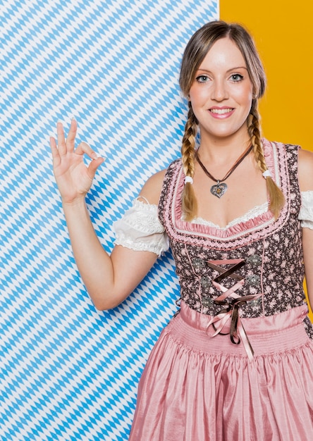 Smiley niemiecka kobieta przygotowywająca dla festiwalu