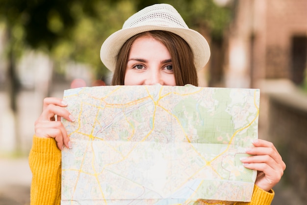 Bezpłatne zdjęcie smiley podróży kobiety mienia mapa