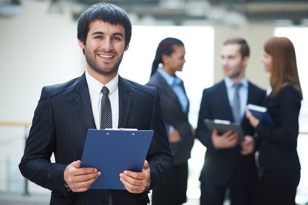 Smiling biznesmen w jego biurze