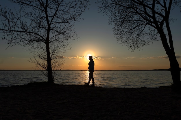 Bezpłatne zdjęcie smutna i kontemplacyjna osoba blisko jeziora