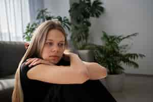 Bezpłatne zdjęcie smutna młoda kobieta w domu
