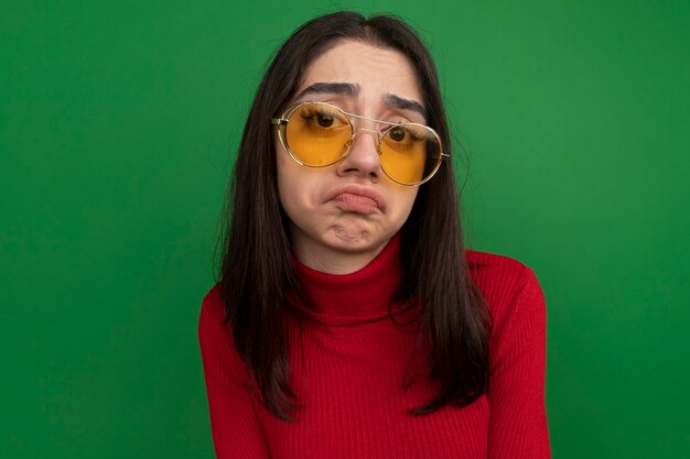 Smutna młoda ładna kaukaska dziewczyna nosi okulary przeciwsłoneczne
