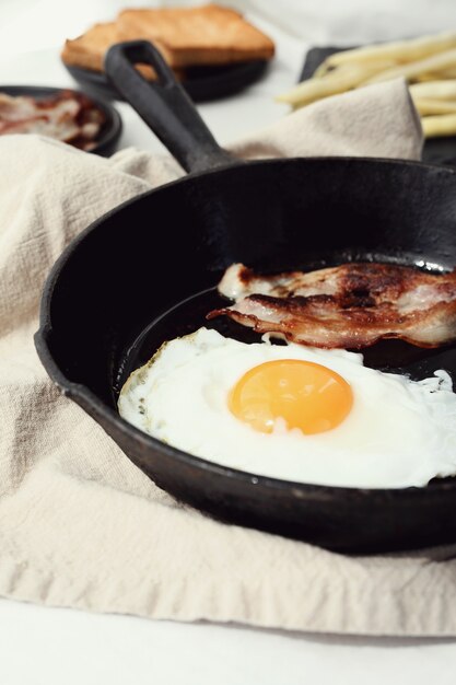 Śniadanie jajek i smażonego boczku na patelni