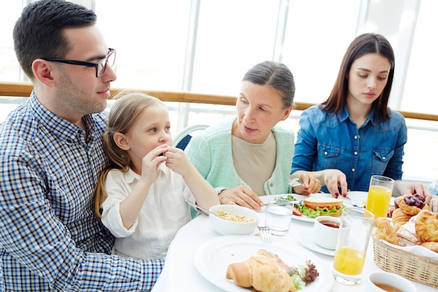 Bezpłatne zdjęcie Śniadanie w restauracji