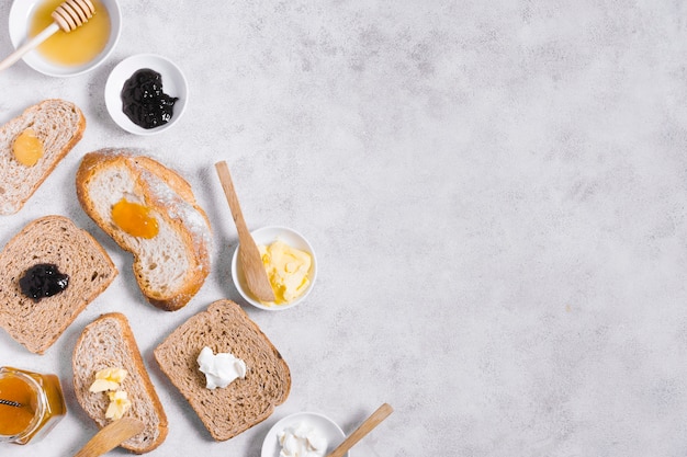 Bezpłatne zdjęcie Śniadanie z chlebem, dżemem i kopii przestrzenią