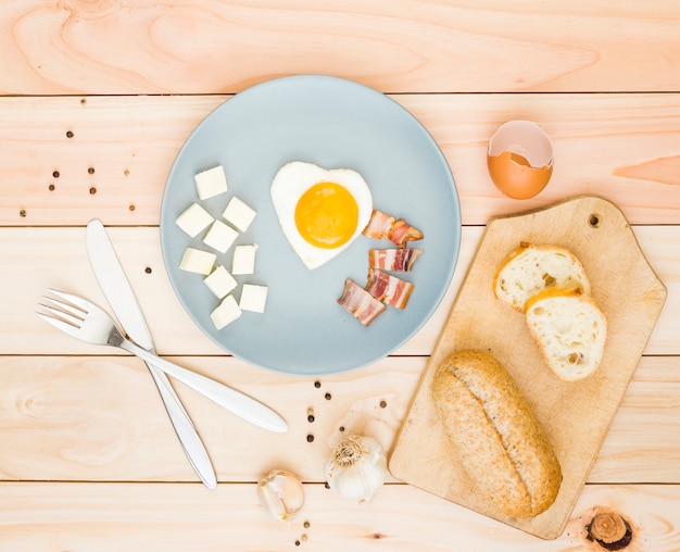 Bezpłatne zdjęcie Śniadanie z jajkami i bekonem