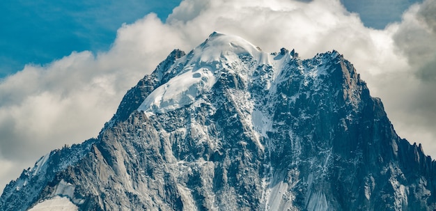 Bezpłatne zdjęcie Śnieg na szczycie góry i chmur
