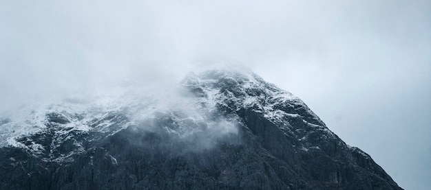 Śnieżna góra w mglisty dzień