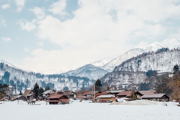 Bezpłatne zdjęcie Śnieżna wioska w shirakawago, japonia