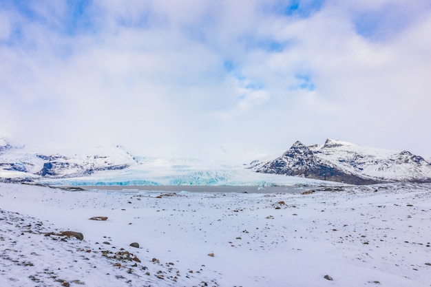 Bezpłatne zdjęcie snow covered mountain islandia zimą.