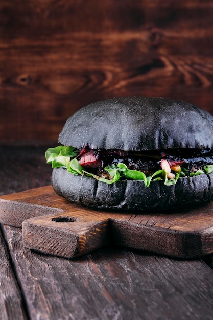 Soczysty Burger Na Drewnianym Tle Premium Zdjęcia