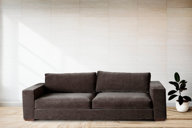 Sofa przy wyłożonej kafelkami ścianie
