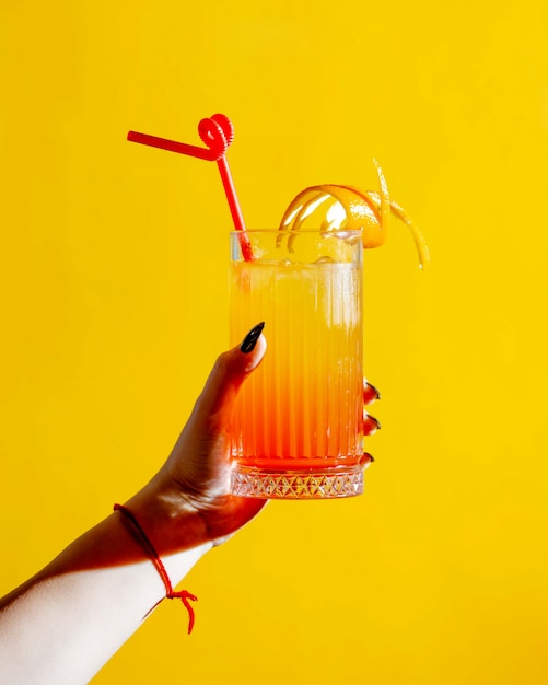 Bezpłatne zdjęcie sok cytrusowy ze skórką pomarańczową na wierzchu